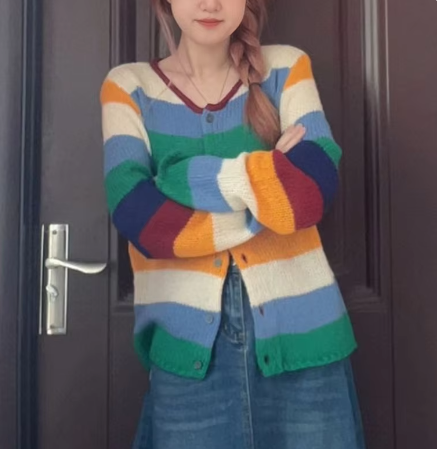 Bunte Damenstrickjacke mit rundem Ausschnitt