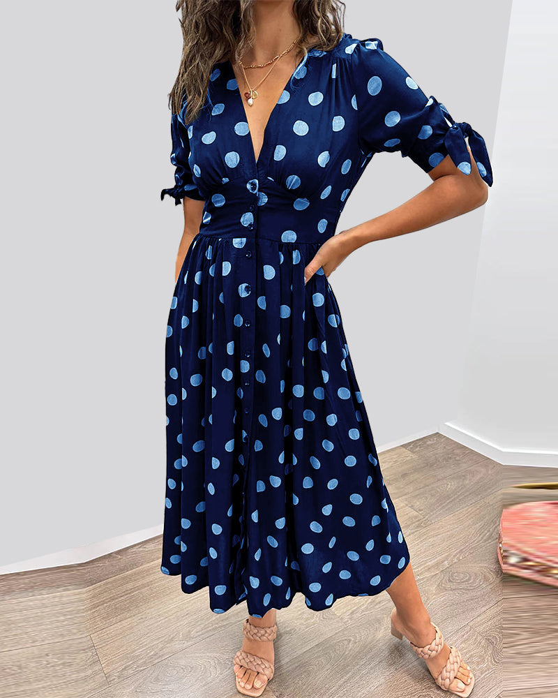 Kleid mit tiefem V-Ausschnitt und Polka Dots