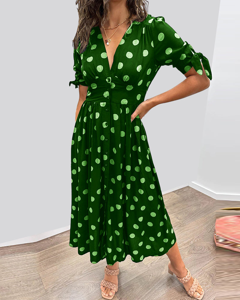 Kleid mit tiefem V-Ausschnitt und Polka Dots