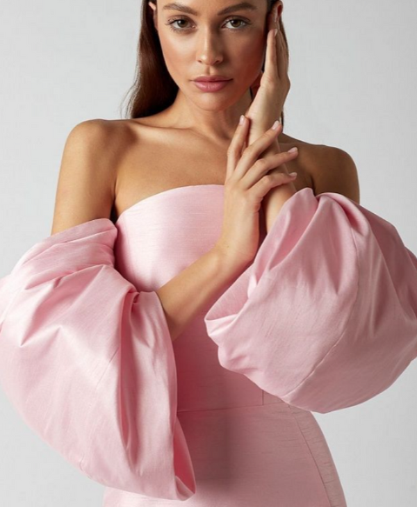 Schulterfreies Minikleid mit Puffärmeln und Rüschensaum | Rosa