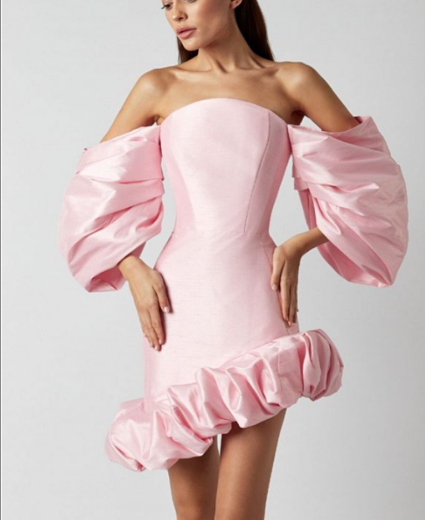 Schulterfreies Minikleid mit Puffärmeln und Rüschensaum | Rosa