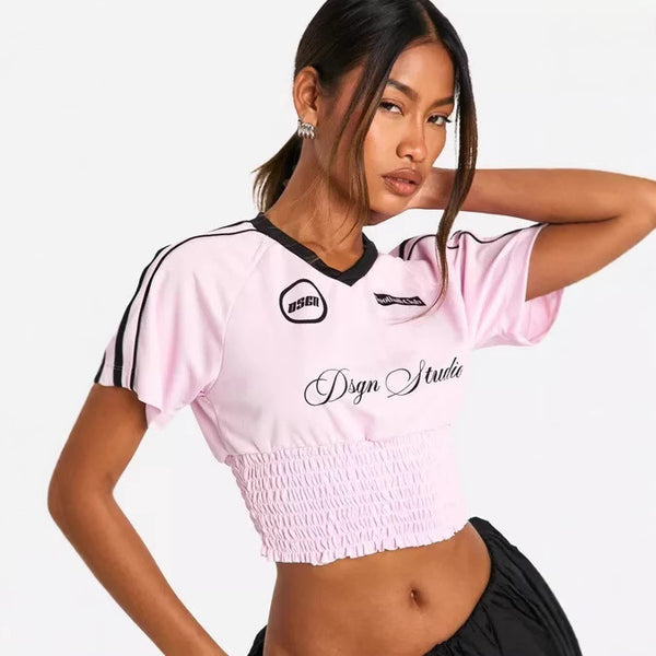 Damen Kurzarm-Crop-Top mit raffiniertem Rüschendesign und kreativem Schriftzug WOLFF