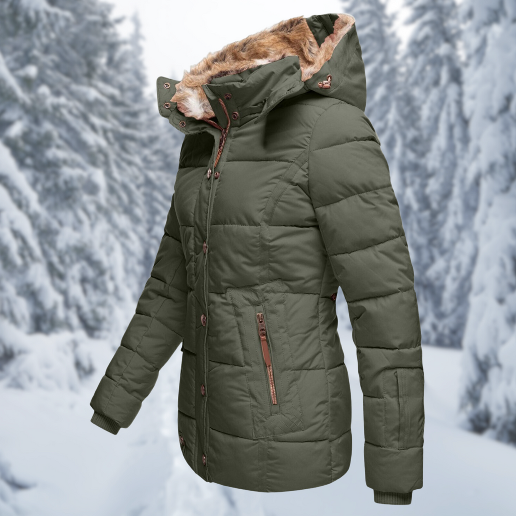 Seitenansicht einer eleganten grün winterjacke vor einem verschneiten hintergrund