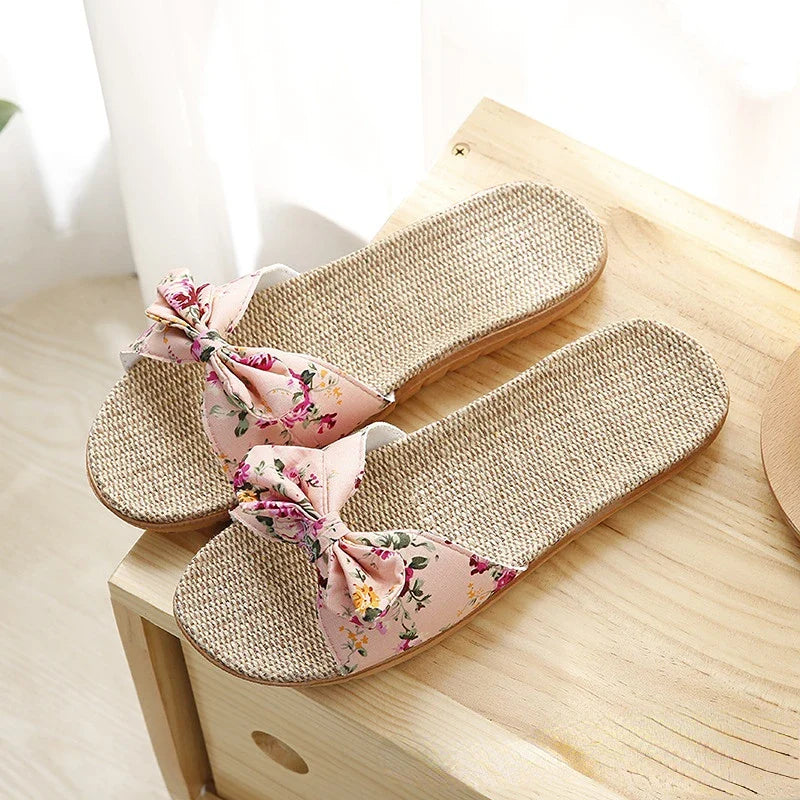 WOLFF – Sommer-Freizeit-Slipper für Damen: Bequeme Flachs-Slipper mit gestreifter Schleife, Plateau-Sandalen für den Innenbereich