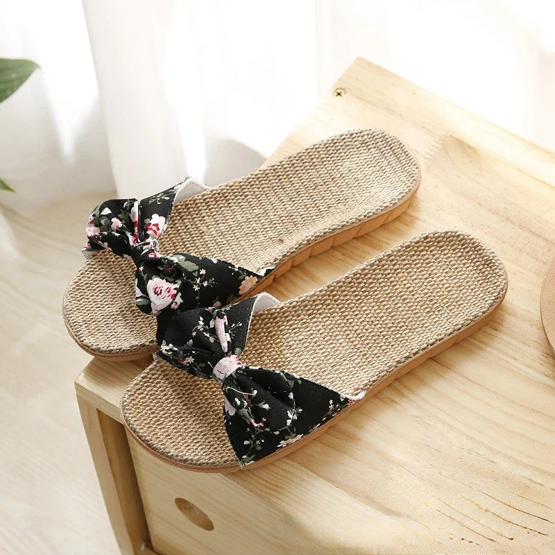 WOLFF – Sommer-Freizeit-Slipper für Damen: Bequeme Flachs-Slipper mit gestreifter Schleife, Plateau-Sandalen für den Innenbereich