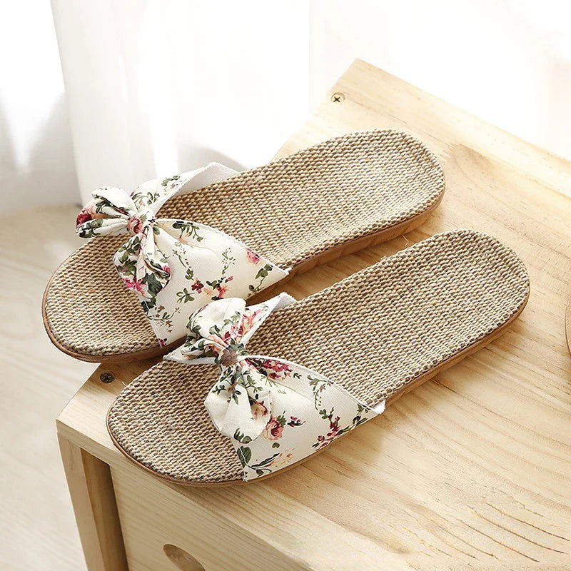 WOLFF – Sommer-Freizeit-Slipper für Damen: Bequeme Flachs-Slipper mit gestreifter Schleife, Plateau-Sandalen für den Innenbereich