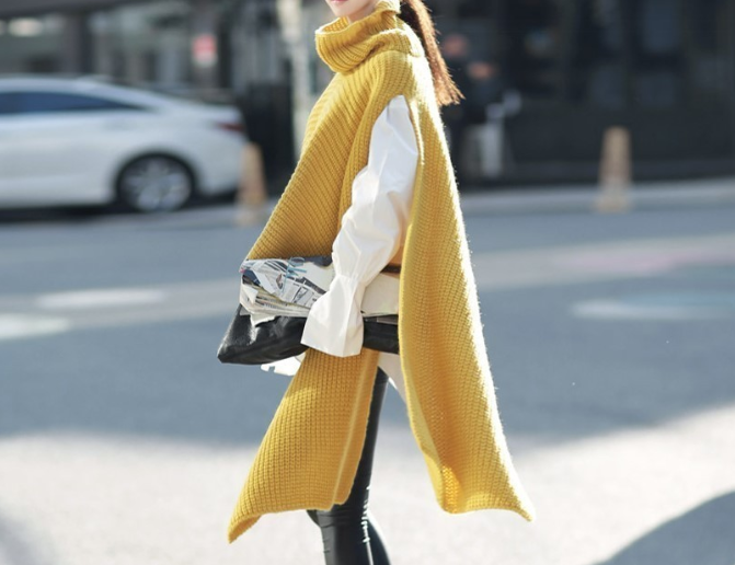 SWEATER-CAPE