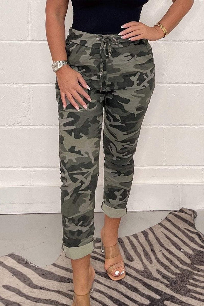 Stilvolle Camouflage-Hose