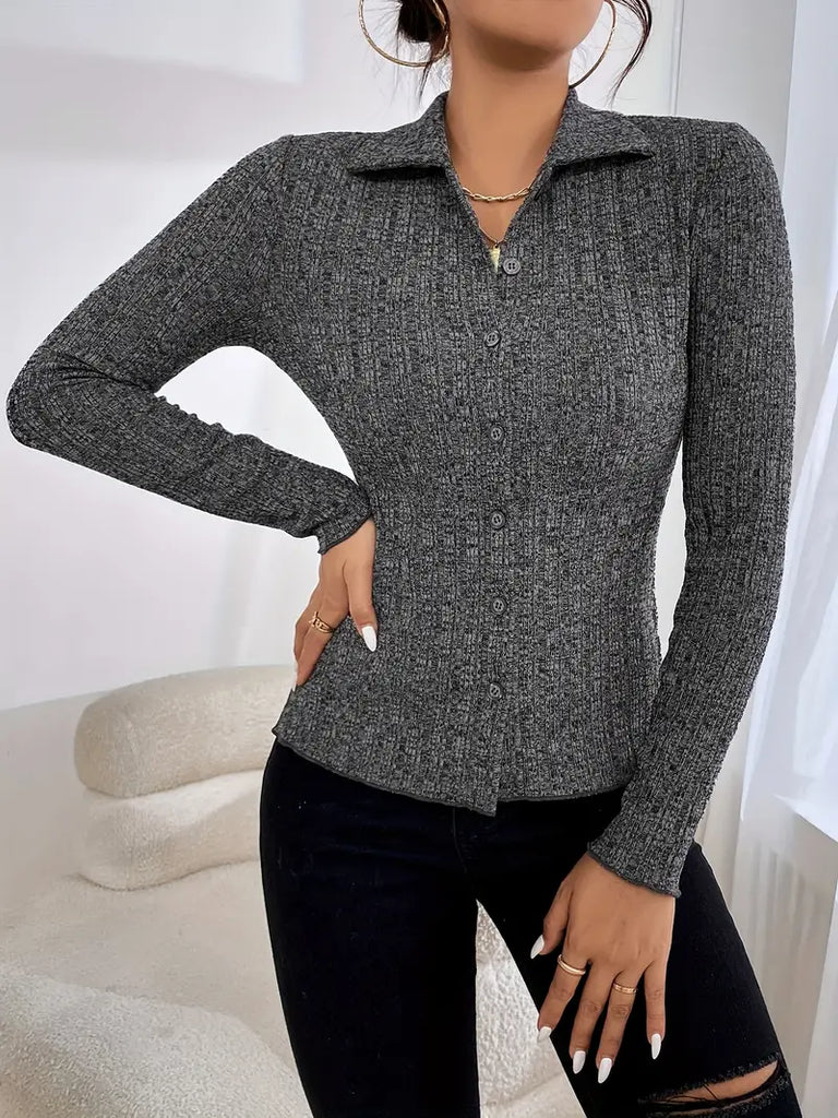 Wolff - Taillierter Pullover mit Knöpfen und Kragen