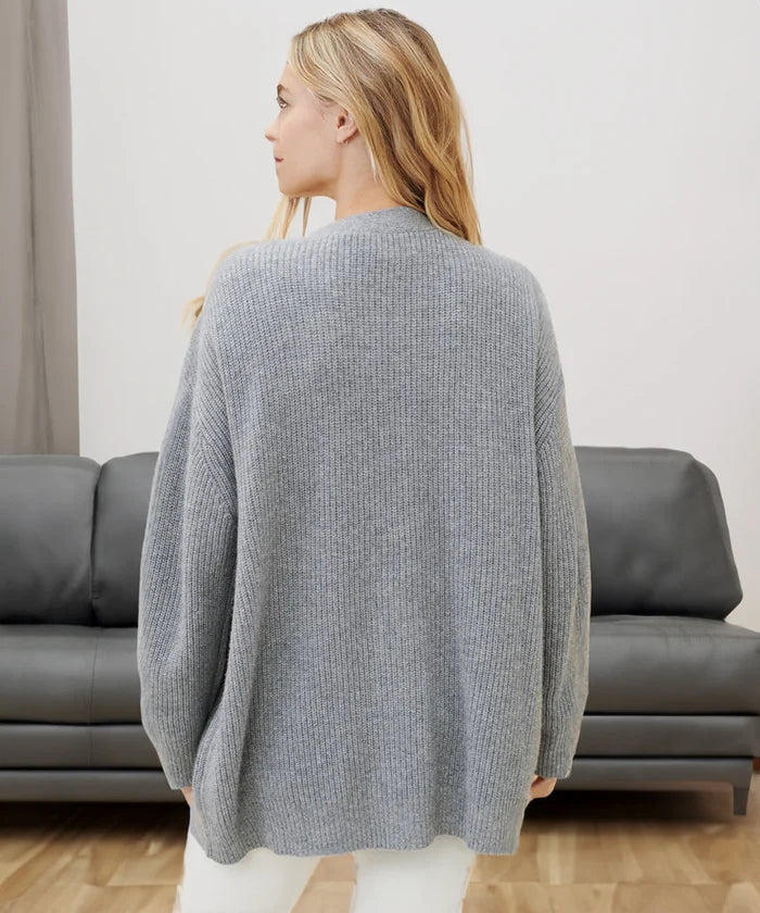 Ein vielseitiger Strickpullover mit V-Ausschnitt