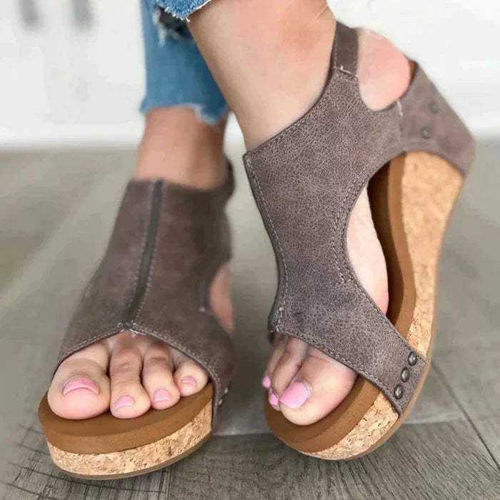 Taupe sandalen mit keilabsatz