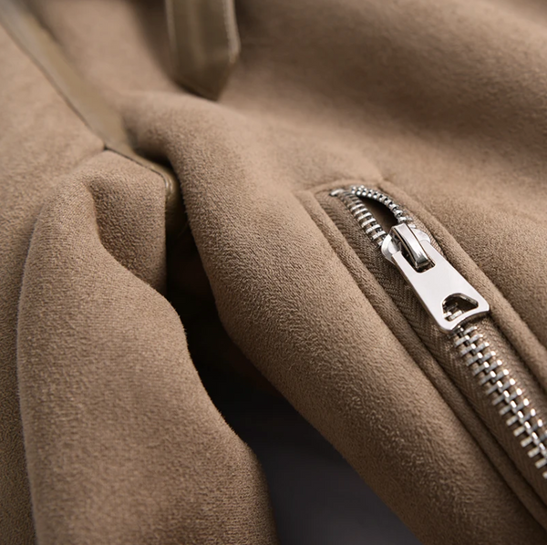 Reißverschlussdetail einer walnuss braun edge lederjacke